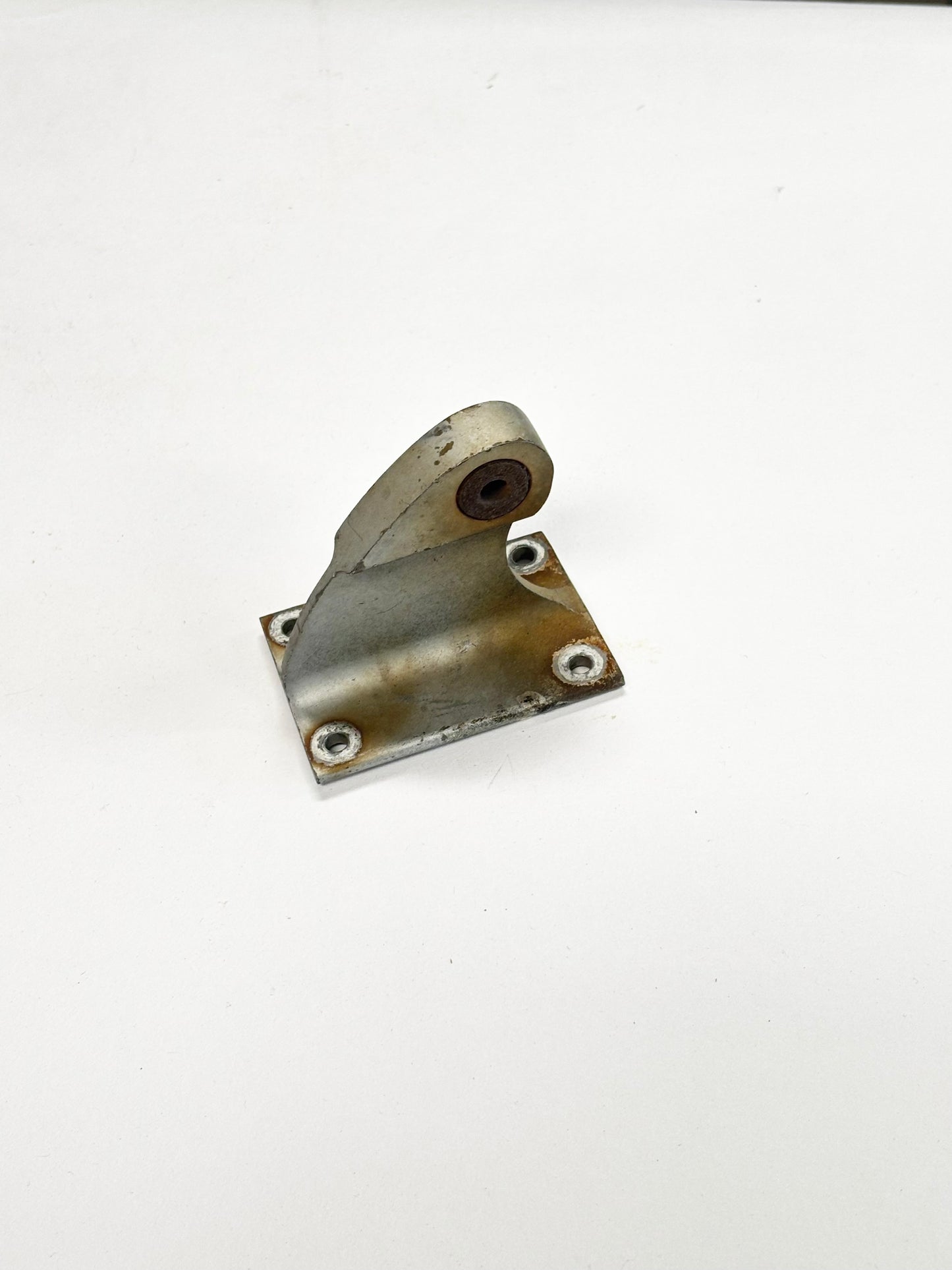 0322710-1 BRACKET ASSY, OUTBOARD AILERON HINGE R.H. (USED)
